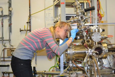 Олена Федченко в лабораторії Інституту фізики (м.Майнц, Німеччина, 2012 р.)