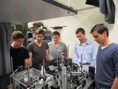 Аспіранти і магістранти кафедри в лабораторії Інституту фізики (м.Майнц, Німеччина, 2012 р.)