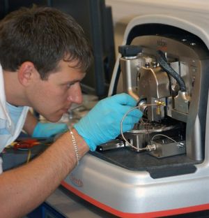 Демиденко Максим Геннадійович працює на атомно-силовому мікроскопі (м.Братислава, 2012 р.)